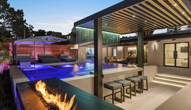 Luxury Poolside Estate Outdoor Living Views 5 Minutes to Beach
