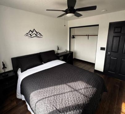 Luxury Room - Queen Bed, Pool & Putting Green