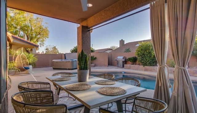 Luxury Scottsdale 5 Bdrm w/Pool and Hot tub!