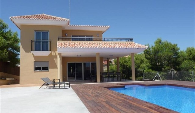 Luxury Vila with Pool, Garden, Terrace, Balcony, BBQ, A/C & Wi-Fi