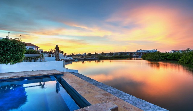 LUXURY VILLA ON OCEAN WATERWAY AND PRIVATE INFINITY POOL