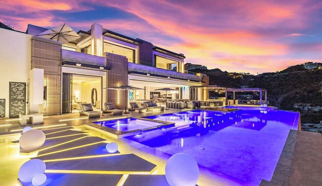 Luxury VIP Mansion Bartender, Chef, Maid included
