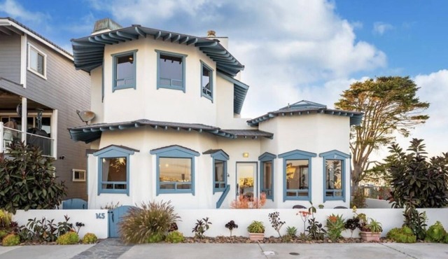 Luxury waterfront! The Pagoda Beach House