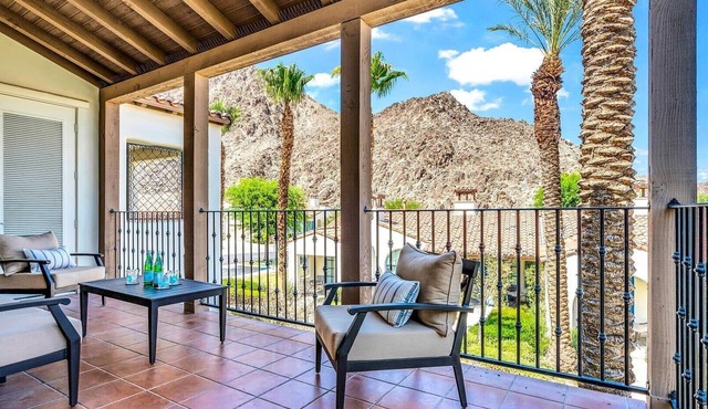 LV204 Upstairs 2 Bedroom Villa near Pool