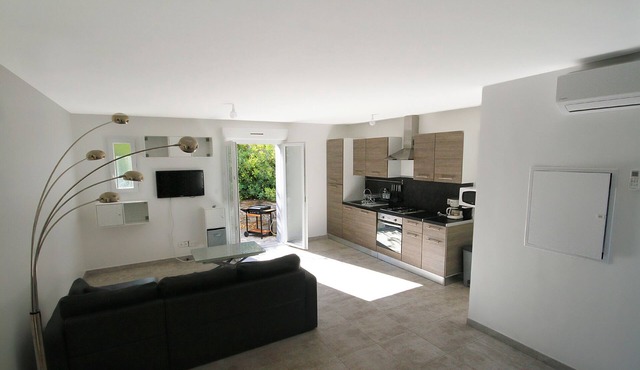 MACCHIA - 2 master bedrooms, sleeps 5, bed and breakfast, 150m from the beach