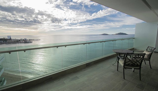 Malecon Location Torre eMe #1501 with Pool