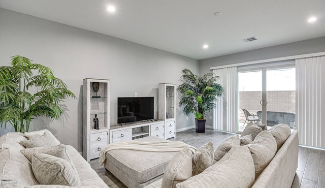 Marana Home w/Pool Access & Mountain Views!