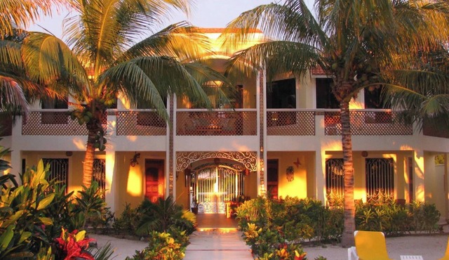 MARAVILLA: Spacious 1-bedroom apartment with AC in charming Celestún.