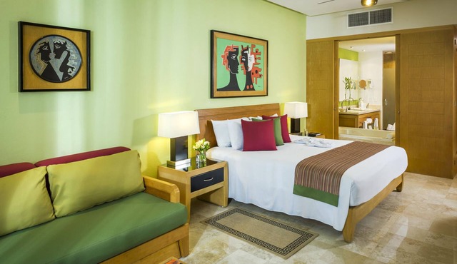 Master Suite: jacuzzi tub, private plunge pool, and beautiful views from balcony