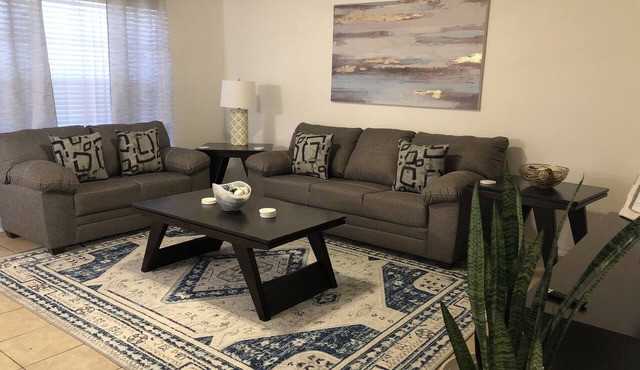 McAllen Palm Oasis Condo - 5 min to airport, mall, hospital
