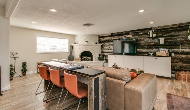 Mid-Century Melrose 3bdrm Vintage Vibe with Pool