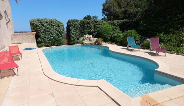 Mini villa studio cosy 19 m2 for 2 persons clim swimming pool, sea and mountain view