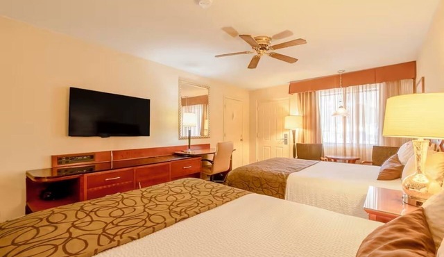 Minutes to Gateway Park & Trails | 4 Rooms | Outdoor Pool