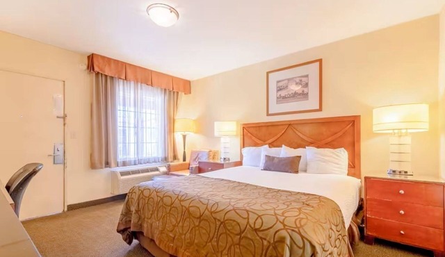 Minutes to Gateway Park Views | King Bed Stay | Outdoor Pool & Free Parking