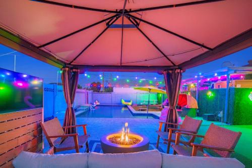 Minutes to Old Town & Stadium, Pool, Sauna, Gazebo, Hot Tub, Fire Pit, Sleeps 14