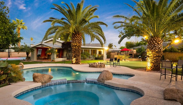 Mitchell Retreat/min to Oldtown Scottsdale with pool, spa and ball court!