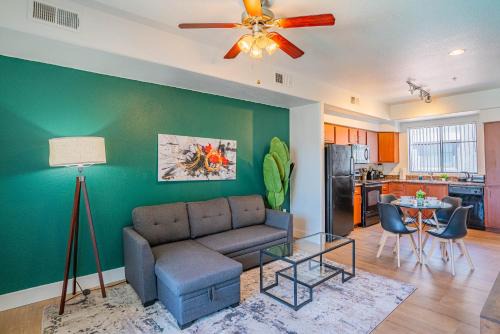 Modern 1BD Walk to Westgate Pool Gym WD