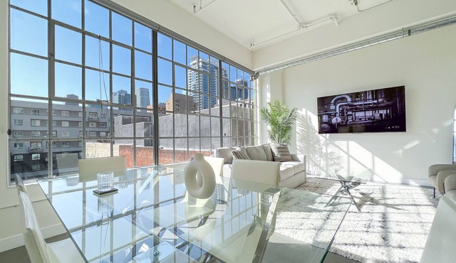 Modern 1BR/1BA Loft in DTLA w Rooftop pool, jacuzzi, and Cabanas - Free Parking!