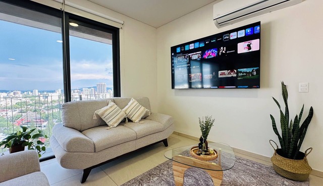 Modern 2BR Condo in Providencia; City Views, Pool & Gym