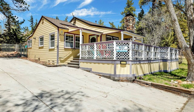 Modern 2BR Lakefront Cabin: Mins to Village w/Dock Access & WIFI