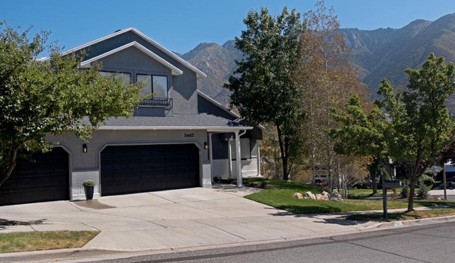 Modern 2BR Mountain Escape King Bed Sleep 6 in Success Estates