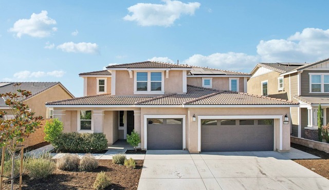 Modern 3000 sqft, Gated Yard, Garage, 5BR/3.5BTH