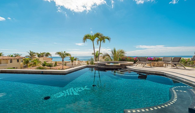 Modern 5bd Villa in a Beachfront community with private pool and jacuzzi