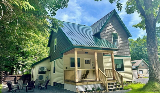 Modern ADK-style 3-bedroom house in Old Forge with AC, WiFi, Pool! Walk to town! in Old Forge