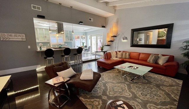 Modern Beach Bungalow, walk to beach, family and dog friendly