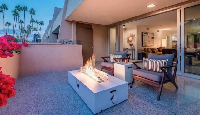 Modern Condo In Heart Of Palm Springs!