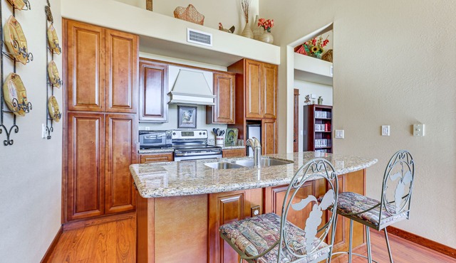 Modern Desert Condo w/Deck & View, Near Hikes