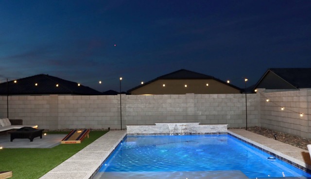 Modern Desert Oasis - Private Pool - Sleeps 9 Guests - Near DT & Airport