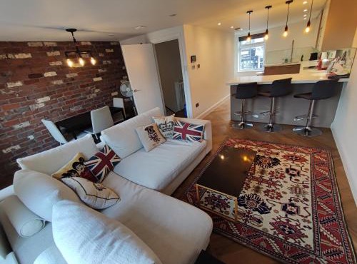 Modern Hammersmith 2 Bed 2 Bath Apt with AC & Terrace