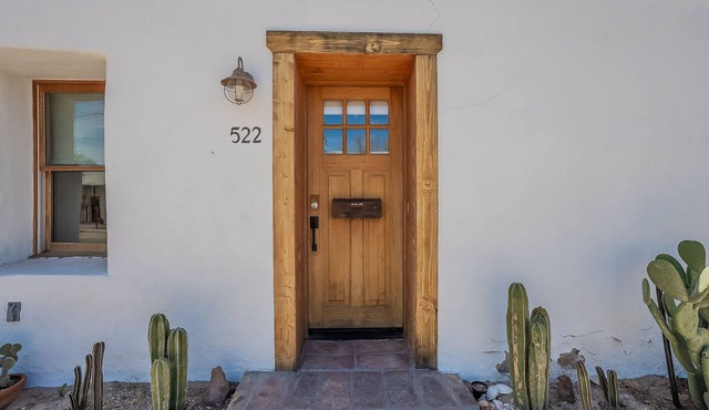 Modern Historic 1900 Adobe Bungalow in Downtown - Low Summer Rates! 🌇