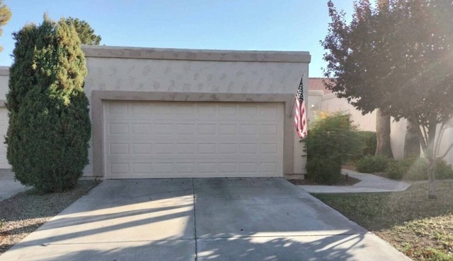 Modern home in quiet golf community!
