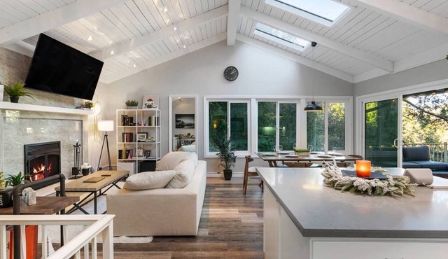 Modern Lake Home near Arrowheads, 3-bedroom house with Hot Tub in Crestline