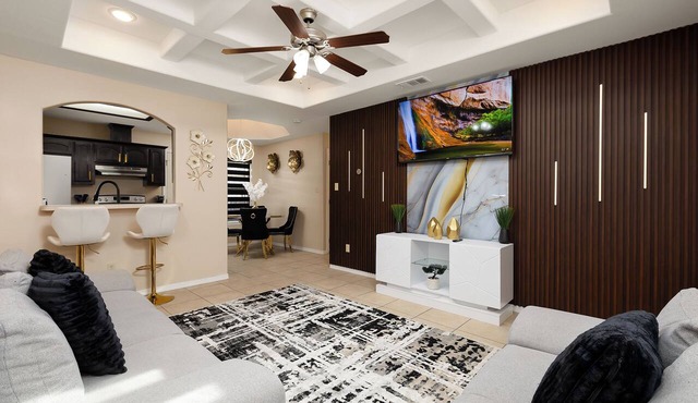 Modern Luxe Retreat - King Suite - Self Check-In