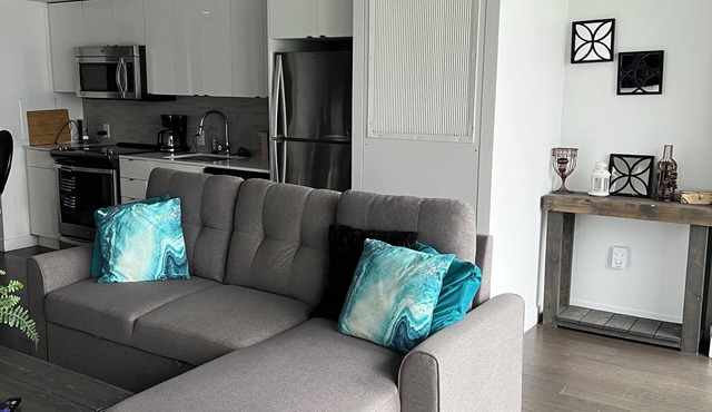 Modern Luxury 2 bed sleeps 5 wifi laundry king bed