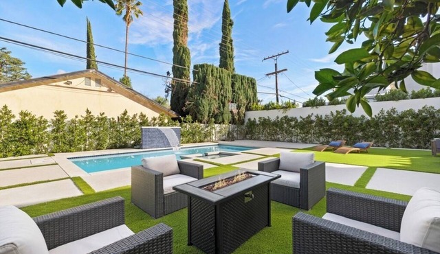 Modern Luxury 7 Bedroom, 6 bath House W/private pool , jacuzzi & loft patio