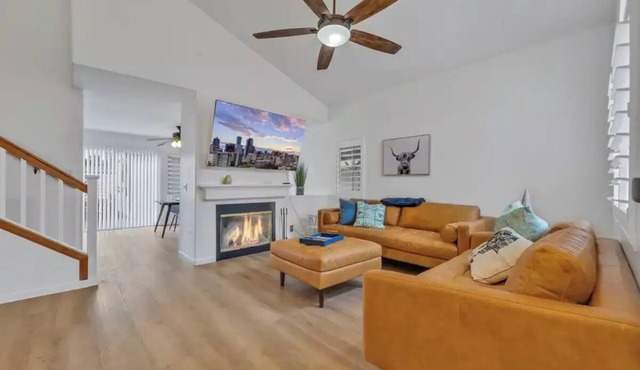 Modern Midcentury: Massage Chair, BBQ, TV, Sleeps 6