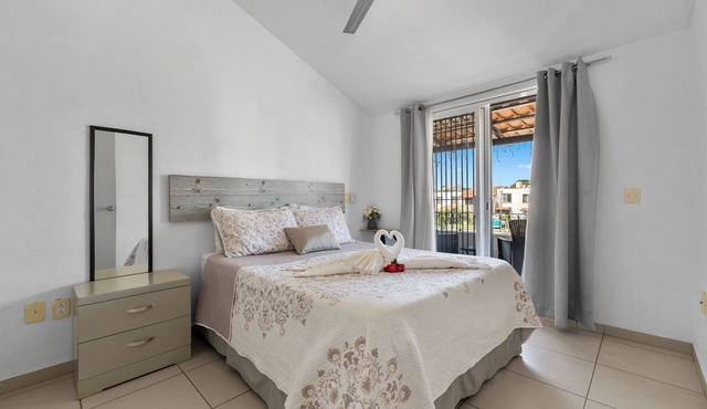 Modern Pool Side, 3 Bdrm House With Parking