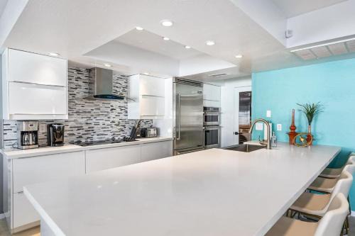 Modern Retreat Minutes from Shopping Dining & Golf