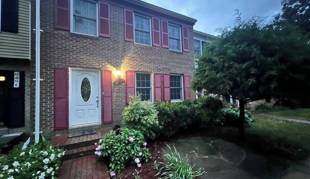 Modern Springfield 3BR - Walk to Shops - Minutes to DC & Fort Belvoir in Springfield