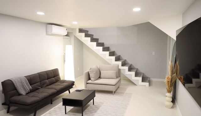 Modern Studio Duplex -15 min to Beach