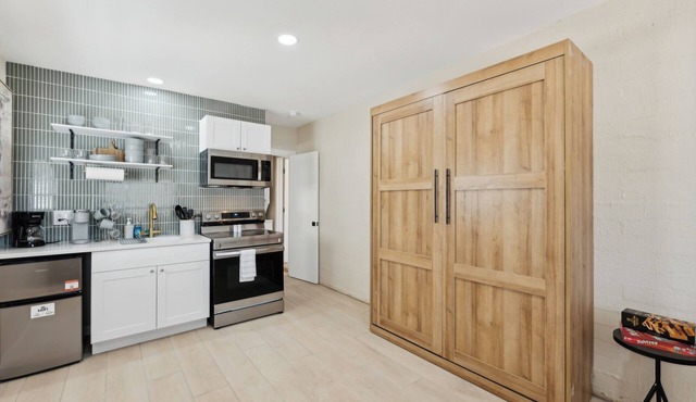 Modern Studio | Private Patio | Near airport