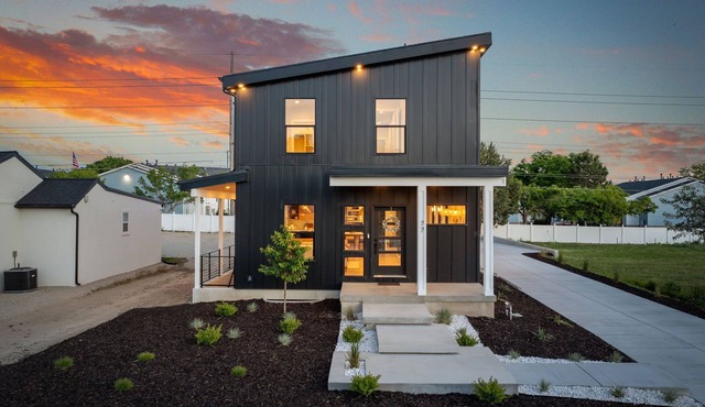 Modern Style Home, Near Expo, RSL, Skiing