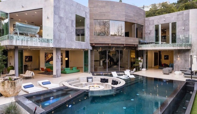 Modern-styled villa in prime lower Bel Air