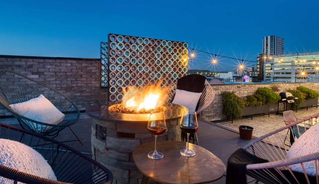 Modern & Stylish Apt: Gym+Rooftop with a Fire Pit+Lounge