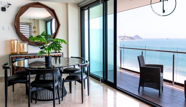 Moderno condominio con vista al mar!
