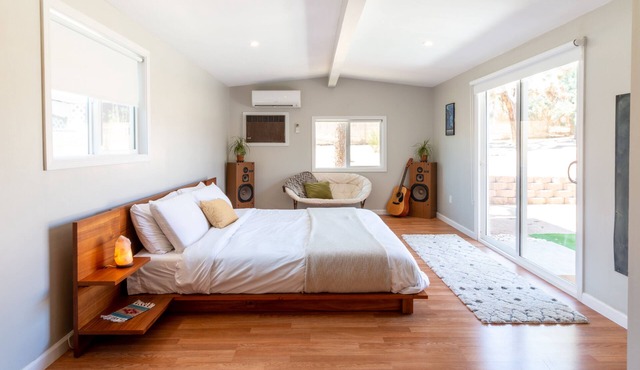 Mojave Haven: Fast WiFi, New Heat/AC, Private Backyard in downtown Joshua Tree